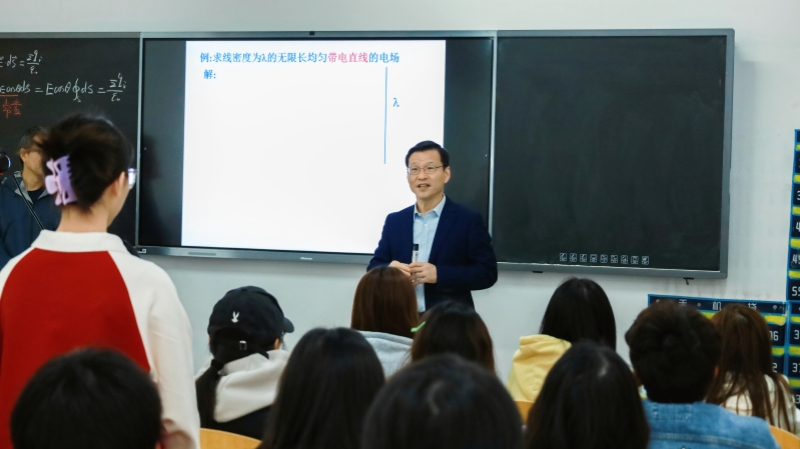 张东辉院士走进课堂与学生进行交流。